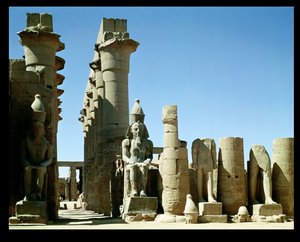 拉美西斯二世（公元前1273-1213）和Amenophis III的塔（公元前1403-1365），在Peristyle法院