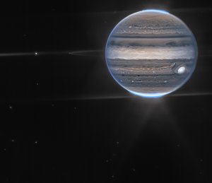 韦伯的木星图像展示了极光和阴霾