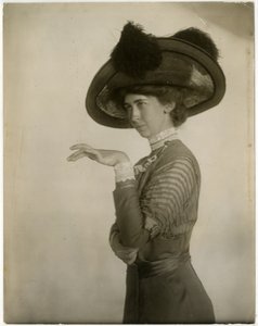 羽毛帽子的轮廓，约1905-18（明胶银照片