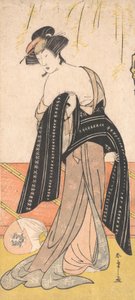 扮演花魁的演员中村理子正在系腰带，约1779年。